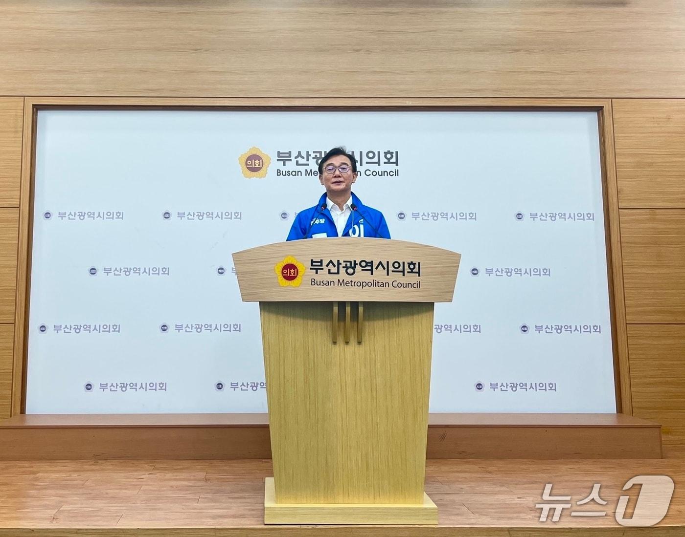 본문 이미지 - 2일 오후 전재수 더불어민주당 부산총괄선대위원장이 부산시의회에서 지지를 호소하는 기자회견을 하고 있다.2025.6.2/뉴스1 ⓒ News1 장광일 기자