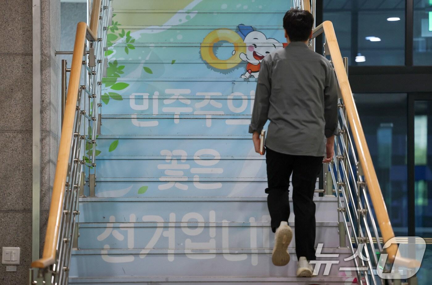 제21대 대통령 선거가 하루 앞으로 다가온 2일 경기도 과천시 중앙선거관리위원회 로비에서 관계자가 드나들고 있다. 2025.6.2/뉴스1 ⓒ News1 박세연 기자