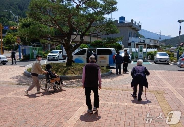 본문 이미지 - 사전투표 기간 울산 울주군 두동면 행정복지센터에서 한 양로원 차량이 노인들을 태우고 있다.(민주당 울산 공명선거지원단 제공. 재판매 및 DB금지) /뉴스1