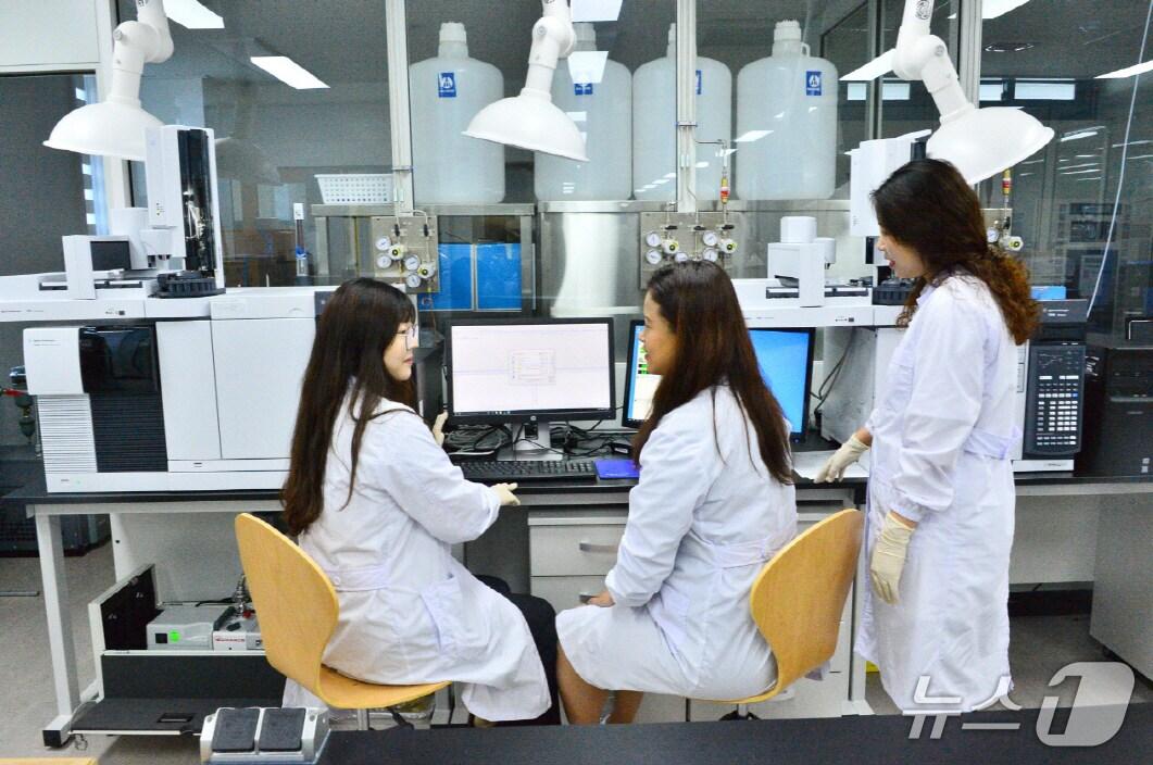 본문 이미지 - 전북 순창군농업기술센터 직원들이 농산물 잔류농약 분석 업무를 수행하고 있다.(순창군 제공. 재판매 및 DB금지)/뉴스1 