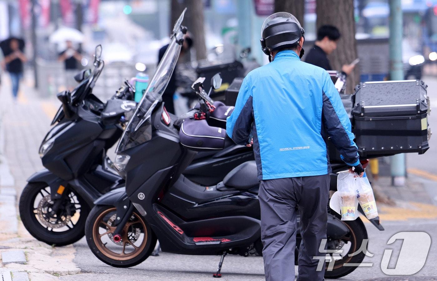 서울의 한 식당가에서 배달 노동자가 분주하게 움적이고 있다.  2025.6.2/뉴스1 ⓒ News1 박지혜 기자