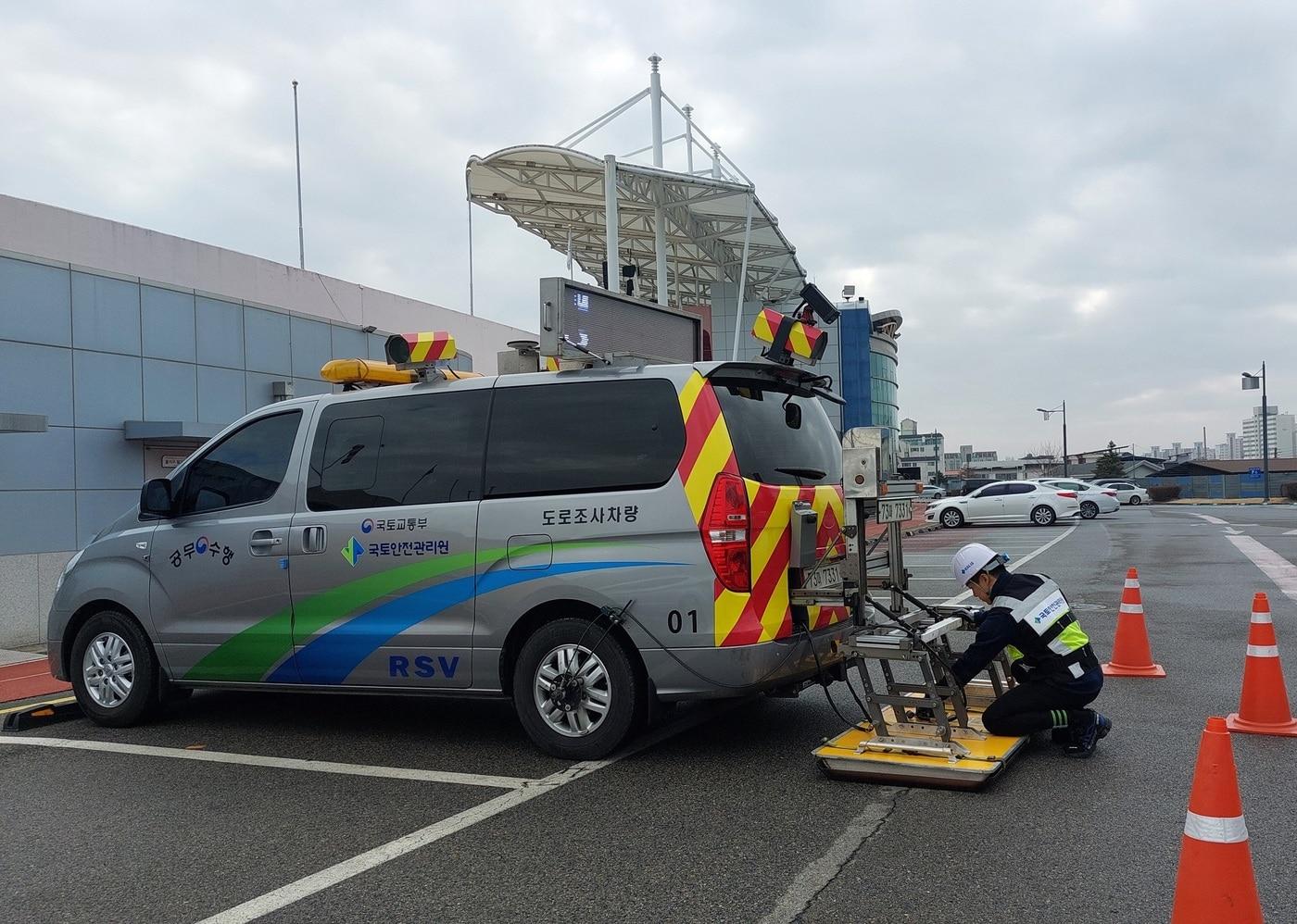 지반탐사를 위해 차량형 지표투과레이더 장비를 준비하는 모습.&#40;국토안전관리원 제공&#41;