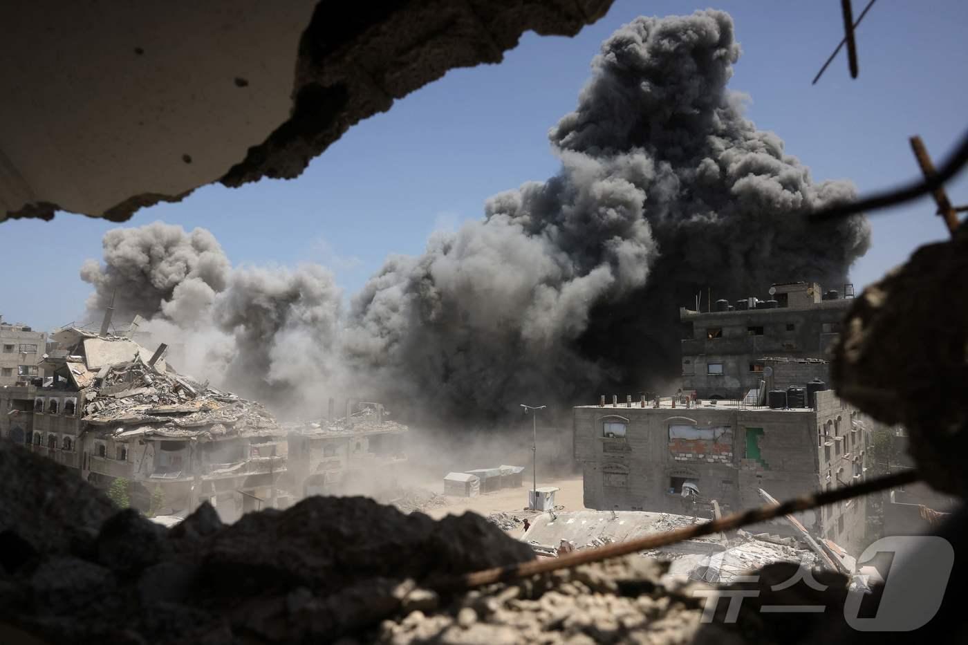 1일(현지시간) 가자 지구 북부의 자발리아 서쪽의 한 주택에서 이스라엘의 폭격으로 연기가 피어오르고 있다. 2020.06.01. ⓒ AFP=뉴스1 ⓒ News1 권영미 기자