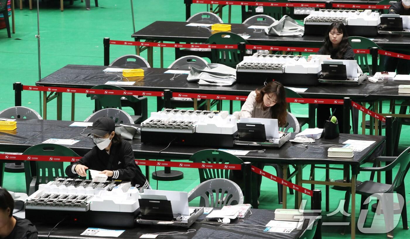 제21대 대통령 선거 본투표를 하루 앞둔 2일 오후 제주시 한라체육관에서 선거관리위원회 관계자들이 투표지분류기 모의 시연을 하고 있다. 2025.6.2/뉴스1 ⓒ News1 오현지 기자