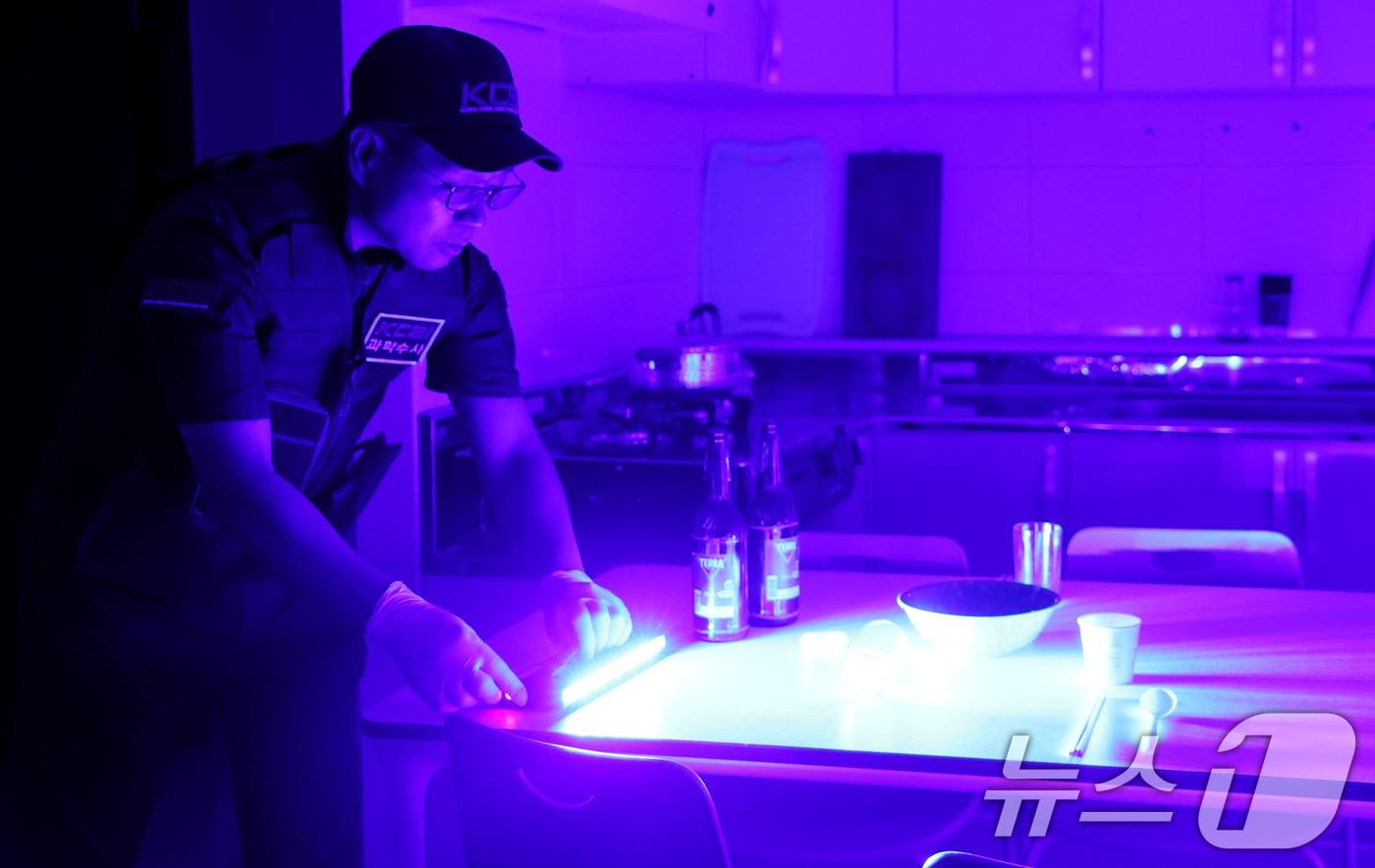 한경진 서울경찰청 과학수사대장이 2일 서울 종로구 서울경찰청 과학수사대 현장실습장에서 훈련을 시연하고 있다. 2025.6.2/뉴스1 ⓒ News1 김명섭 기자