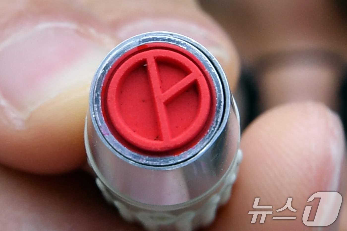 제21대 대통령선거를 하루 앞둔 2일 경북 포항시 북구선거관리위원회 관계자가 기표용구를 들어보이고 있다. 2025.6.2/뉴스1 ⓒ News1 최창호 기자