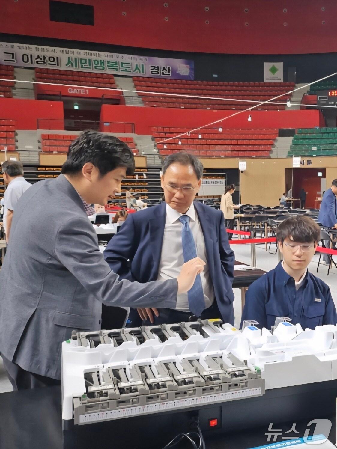 본문 이미지 - 곽병수 경북선관위원장은 2일 경주 개표소를 방문해 개표기계 등을 직접 점검했다.(경북선관위 제공. 재판매 및 DB 금지)2025.6.2/뉴스1