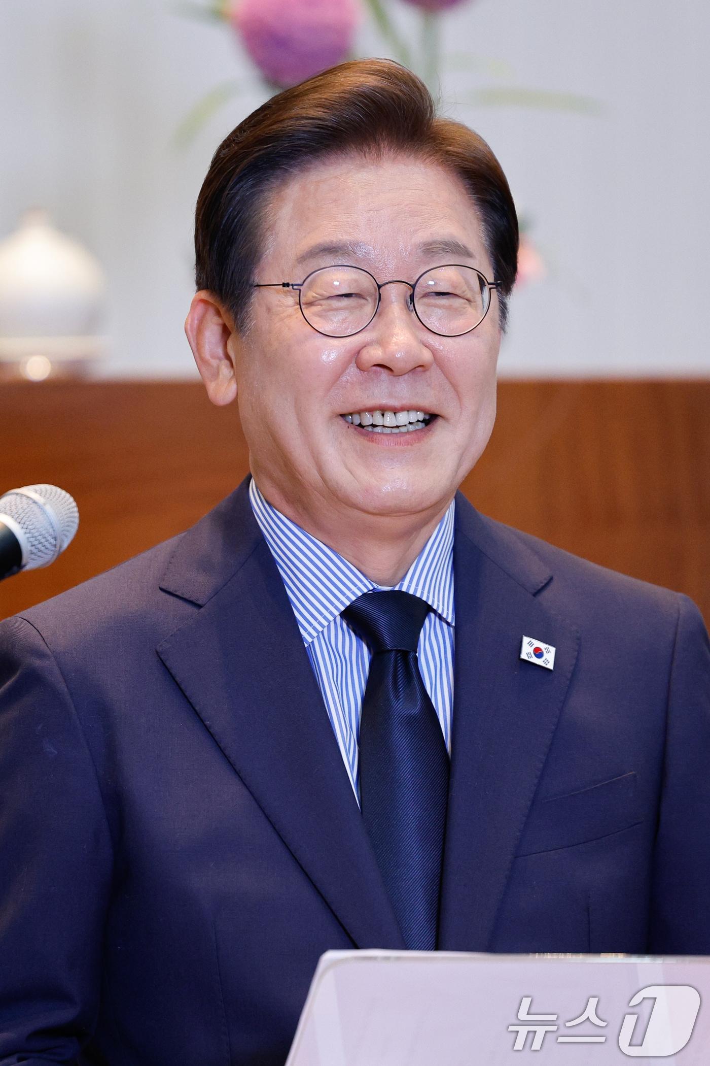 본문 이미지 - 이재명 더불어민주당 대통령 후보가 제21대 대통령선거를 하루 앞둔 2일 오후 경기 성남시 주민교회에서 지지를 호소하며 마지막 대국민 기자회견을 하고 있다. 2025.6.2/뉴스1 ⓒ News1 안은나 기자