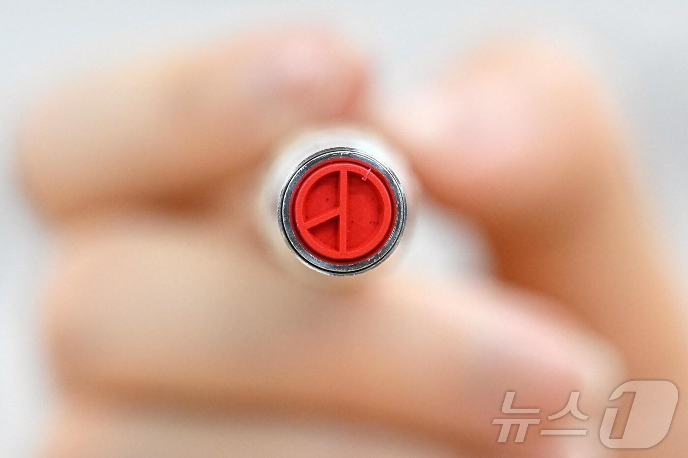 제21대 대통령 선거 본투표를 하루 앞둔 2일 서울 용산구 청파로 청파도서관·청파동자치회관 별관 대강당에 마련된 청파동 제1투표소에서 관계자가 기표용구를 들어 보이고 있다. &#40;공동취재&#41; 2025.6.2/뉴스1 ⓒ News1 박정호 기자