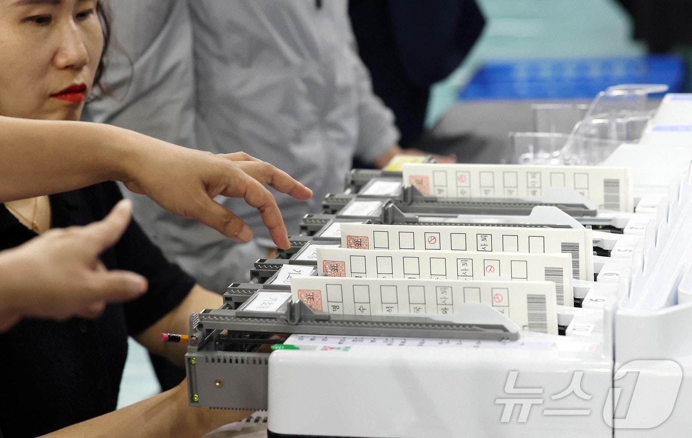 제21대 대통령 선거를 하루 앞둔 2일 광주 북구 연제동 종합체육관에 설치된 개표소에서 북구청 개표 사무원들과 관계자들이 투표지 분류기 모의시험을 하고 있다. (광주 북구 제공. 재판매 및 DB 금지) 2025.6.2/뉴스1