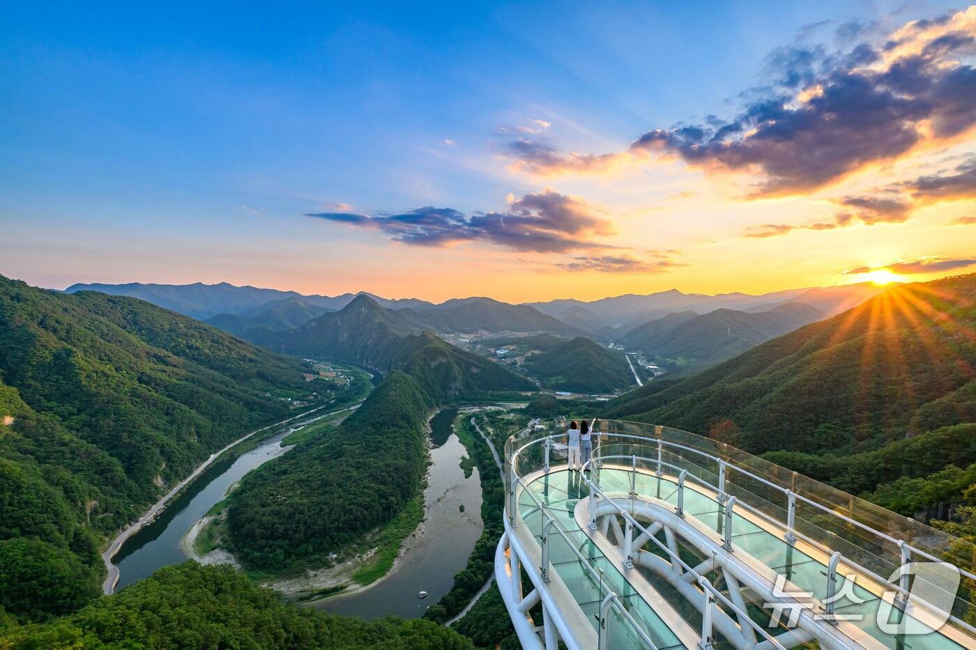 강원 정선군 병방산군립공원 스카이워크 노을 자료 사진. &#40;정선군 제공. 재판매 및 DB금지&#41; 2025.6.2/뉴스1