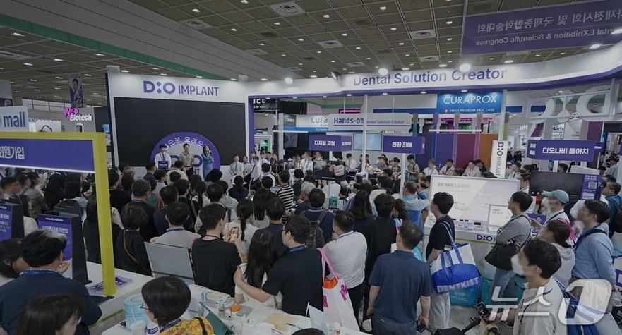 본문 이미지 - 최근 서울에서 열린 치과기자재전시회 SIDEX 2025의 디오 임플란트 부스.(디오 제공. 재판매 및 DB 금지)