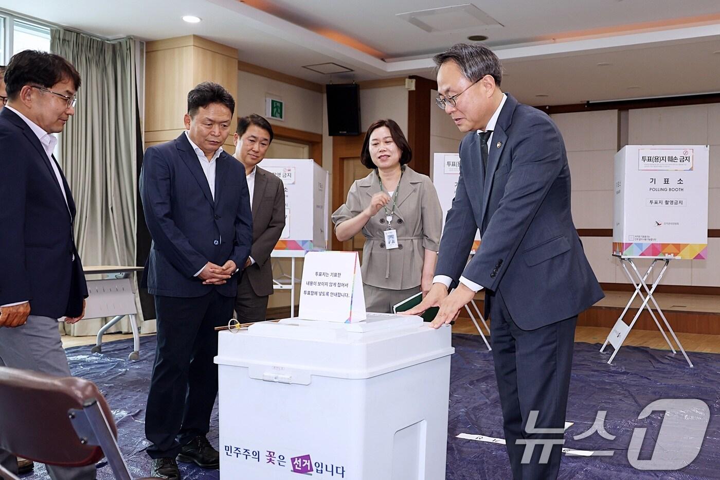고기동 행정안전부 장관 직무대행이 2일 충북 청주 복대 제1동 제1투표소를 방문해 제21대 대선 투표 준비상황 등 현장을 점검하고 있다. (행정안전부 제공. 재판매 및 DB 금지) 2025.6.2/뉴스1