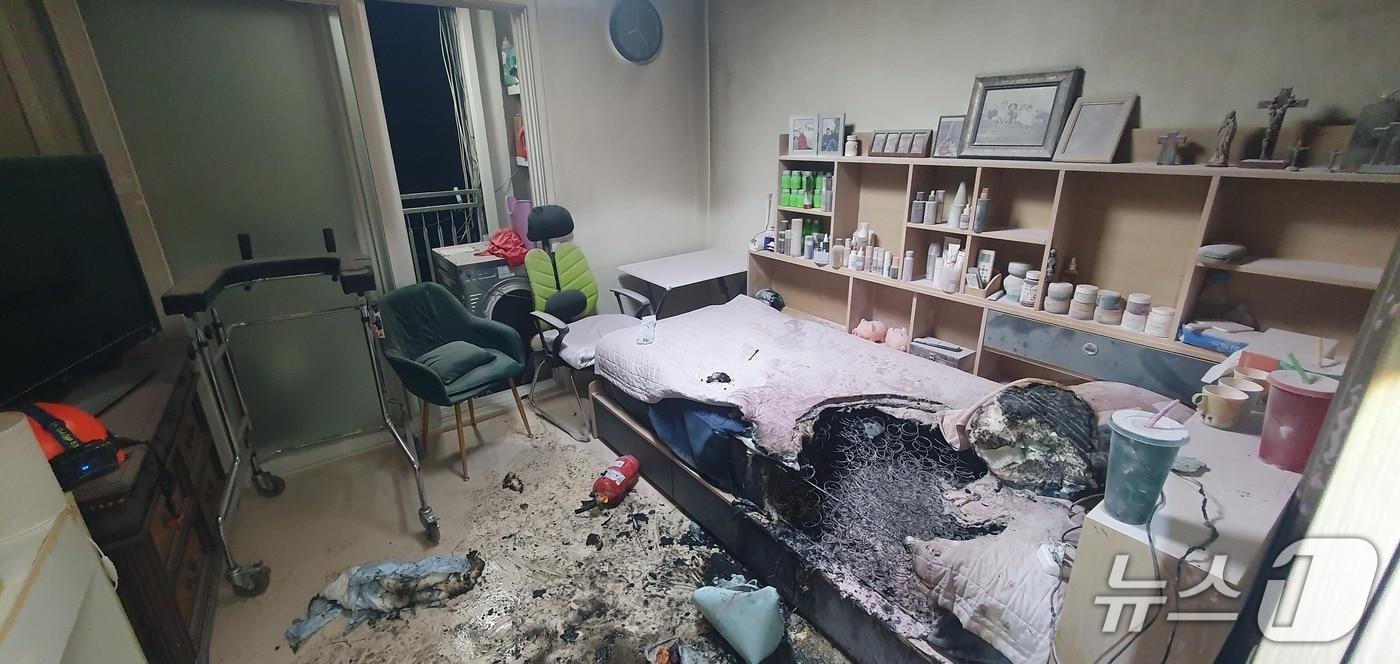 지난달 25일 오후 7시 30분쯤 중증 장애여성이 거주하던 광주 북구 오치동의 한 아파트 14층에서 불이 나 소방당국이 화재를 진화하고 있다.(광주 북부소방 제공. 재판매 및 DB 금지)