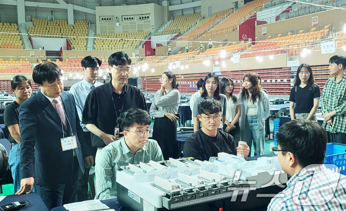 본문 이미지 - 제21대 대통령 선거를 하루 앞둔 2일 장용기 광주시 선거관리위원장이 광주 광산구 광주여대 체육관 개표소에서 투표지 분류기 최종 모의시험을 점검하고 있다.&#40;광주시 선관위 제공. 재판매 및 DB 금지&#41; 2025.6.2/뉴스1 ⓒ News1 박준배 기자