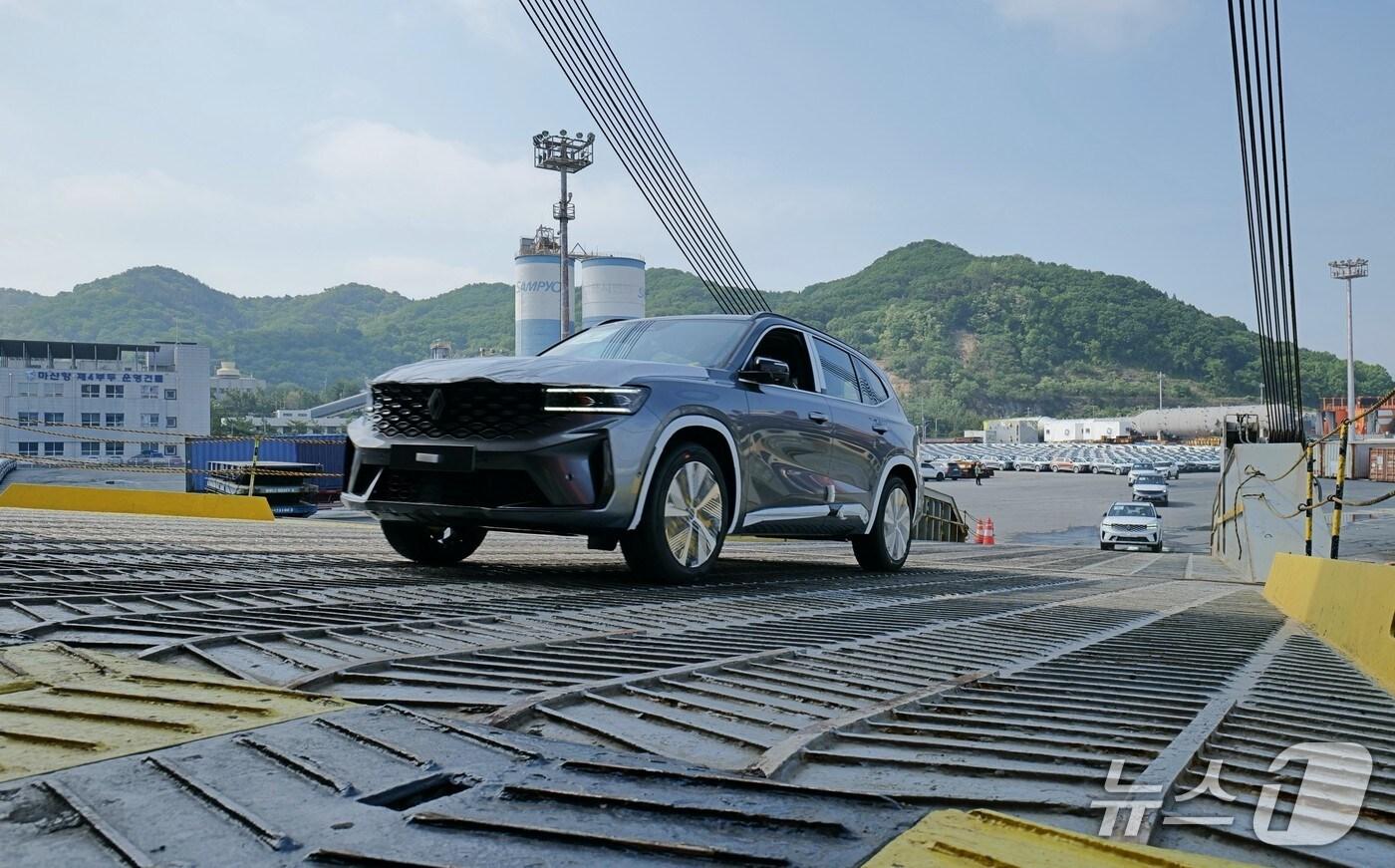 르노코리아 중형 스포츠유틸리티차(SUV) '그랑 콜레오스'가 지난 5월 중남미 수출길에 오른 모습<자료사진>(르노코리아 제공). 2025.06.02.