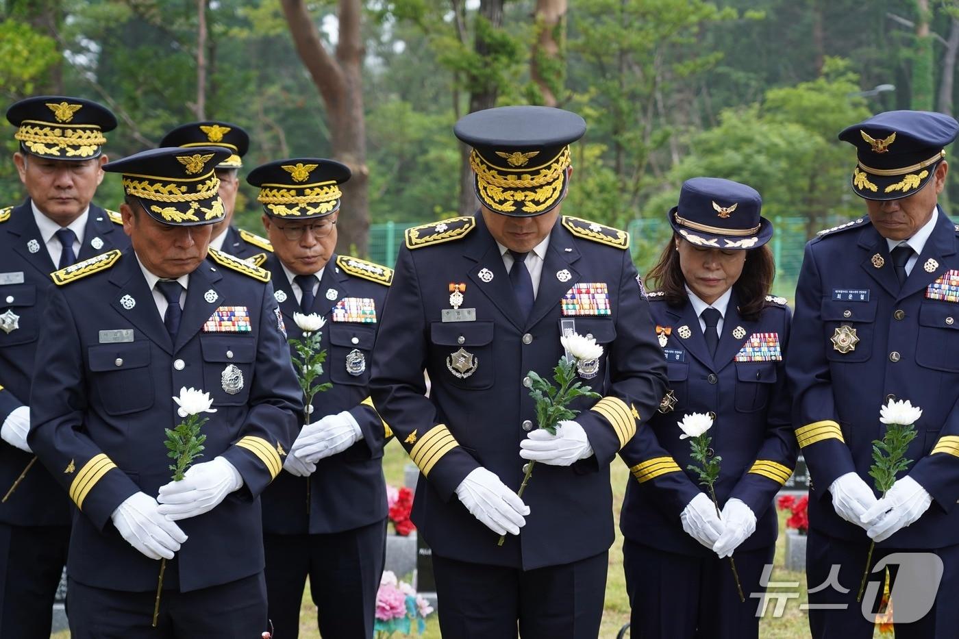 2일 국립제주호구원에서 순직 영웅들을 기리는 제주도소방안전본부.(제주도소방안전본부 제공. 재판매 및 DB 금지)