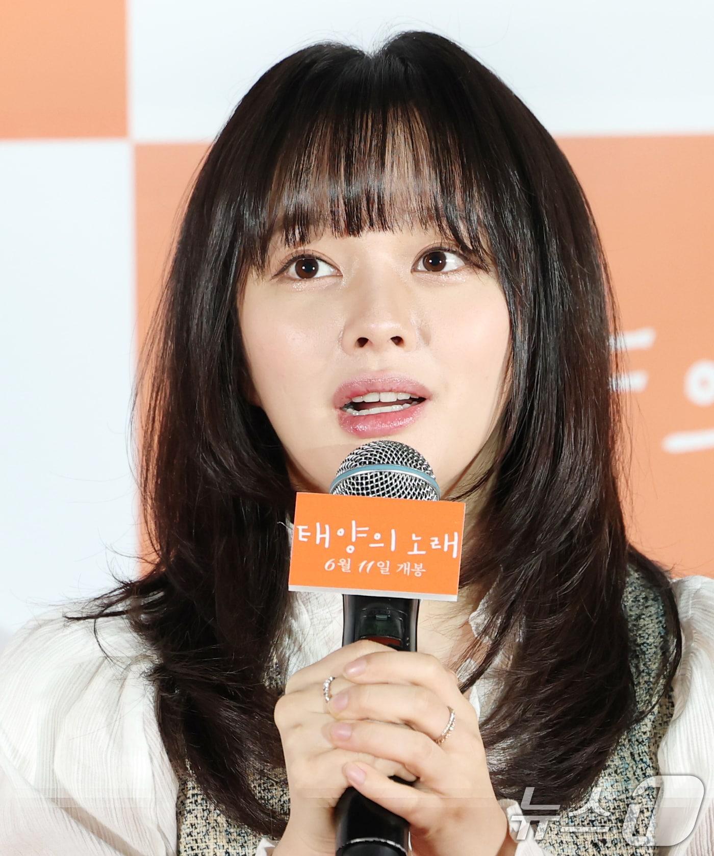 본문 이미지 - 배우 정지소가 2일 서울 용산구 CGV용산아이파크몰에서 열린 영화 '태양의 노래'(감독 조영준) 언론시사회에 참석해 인사말을 하고 있다. '태양의 노래'는 한밤중에만 데이트할 수 있는 미솔(정지소 분)과 민준(차학연 분)이 음악을 통해 서로 사랑에 빠지며 함께 꿈을 이루기 위해 도전해 나가는 뮤직 로맨스다. 2025.6.2/뉴스1 ⓒ News1 권현진 기자