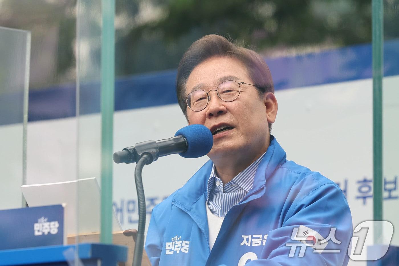 이재명 더불어민주당 대통령 후보가 2일 오후 경기도 성남시 분당구 야탑역 광장에서 시민들에게 지지를 호소하고 있따. (공동취재) 2025.6.2/뉴스1 ⓒ News1 이재명 기자