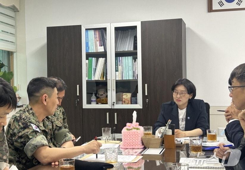 본문 이미지 - 김은영 증평부군수가 2일 37보병사단과 13특수임무여단 관계자들과 만나 지역경제 활성화를 위한 상호 협력 방안을 논의하고 있다.(증평군 제공, 재판매 및 DB금지)/뉴스1