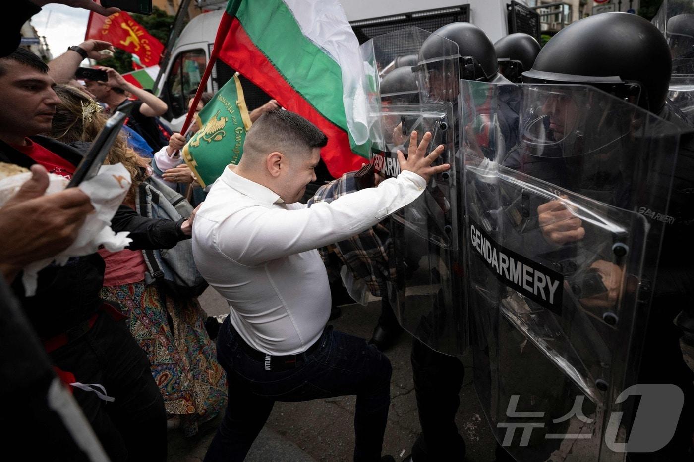 31일&#40;현지시간&#41; 불가리아 소피아에서 유로존 가입에 반대하는 시위대가 진압 경찰과 대치하고 있다. 2025.05.31 ⓒ AFP=뉴스1 ⓒ News1 정지윤 기자