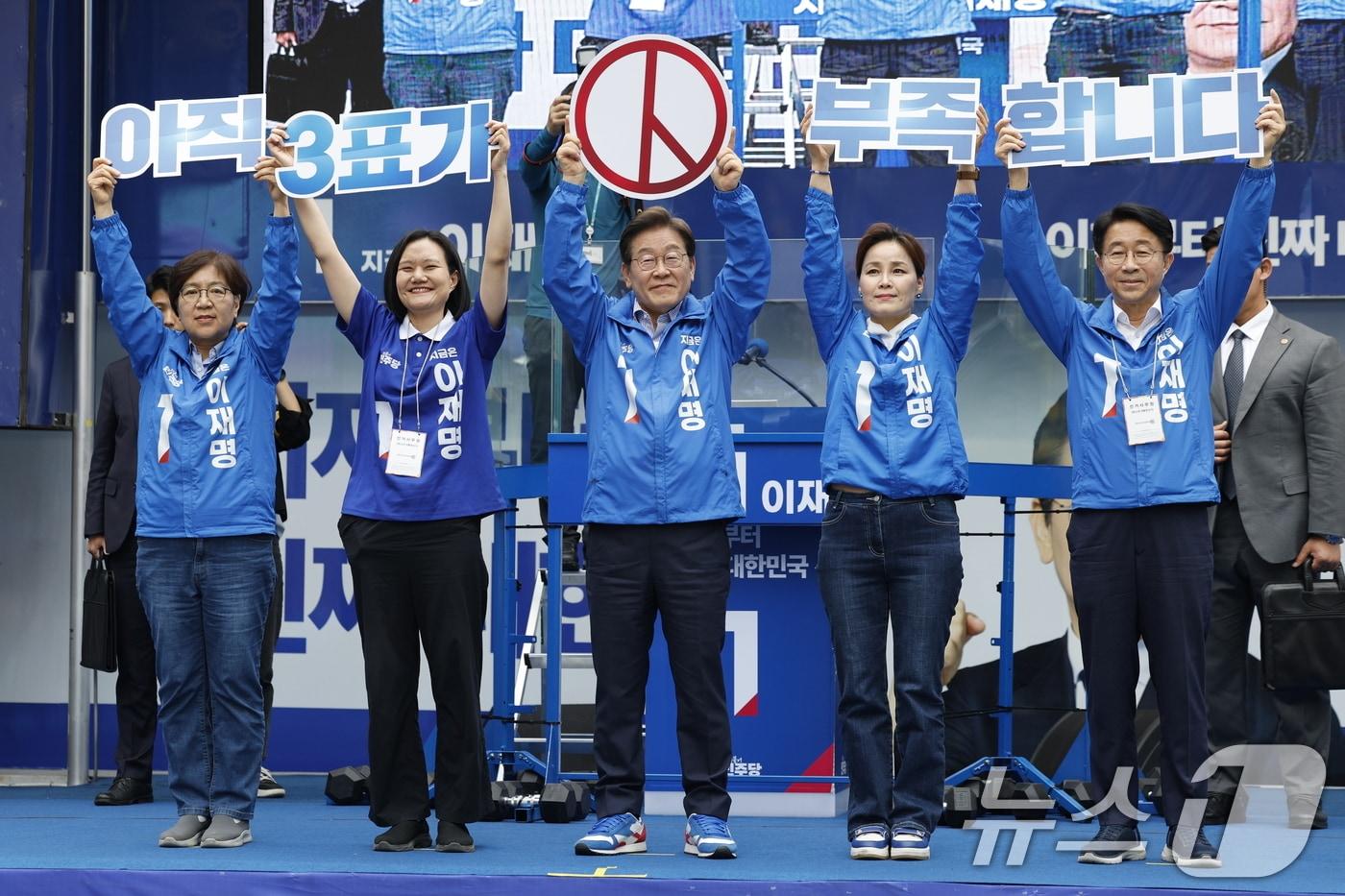 이재명 더불어민주당 대통령 후보가 제21대 대통령선거를 하루 앞둔 2일 오후 경기 광명시 철산로데오 광장을 찾아 투표 독려 퍼포먼스를 하고 있다. 2025.6.2/뉴스1 ⓒ News1 안은나 기자