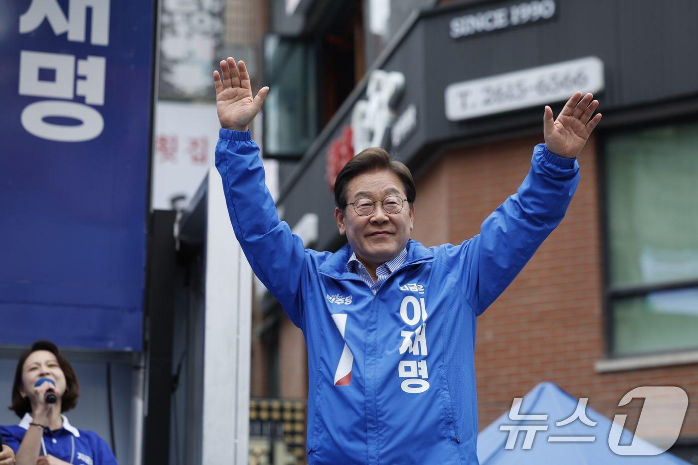 이재명 더불어민주당 대통령 후보가 제21대 대통령선거를 하루 앞둔 2일 오후 경기 광명시 철산로데오 광장을 찾아 지지자들에게 손을 흔들며 인사하고 있다. 2025.6.2/뉴스1 ⓒ News1 안은나 기자