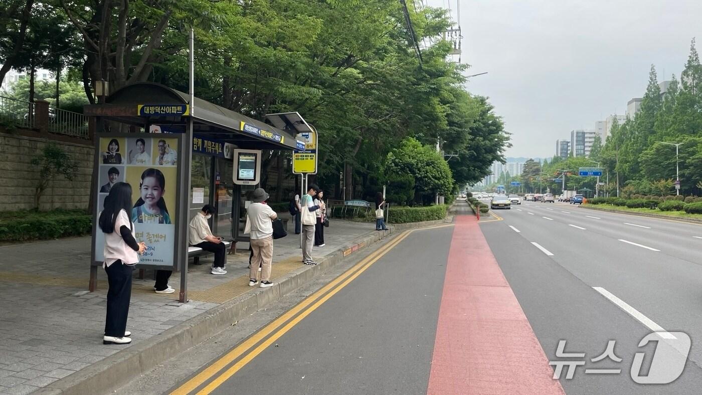 창원 시내버스 노조의 총파업 사흘째인 30일 창원시 성산구 성원남산3차아파트 앞 버스정류장에서 시민들이 임시버스가 오는 방향을 바라보고 있다.2025.6.2/뉴스1 강정태 기자