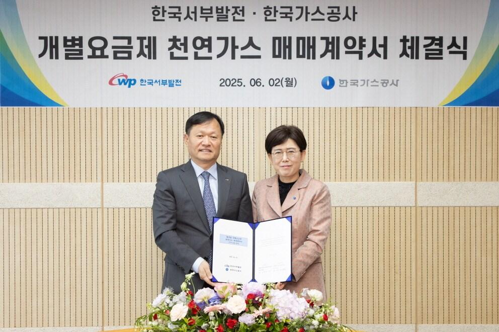 본문 이미지 - 발전용 개별요금제 천연가스 매매계약 체결 기념사진. 이정복 서부발전 사장(왼쪽), 최연혜 가스공사 사장. (한국가스공사 제공) 2025.06.02 /뉴스1