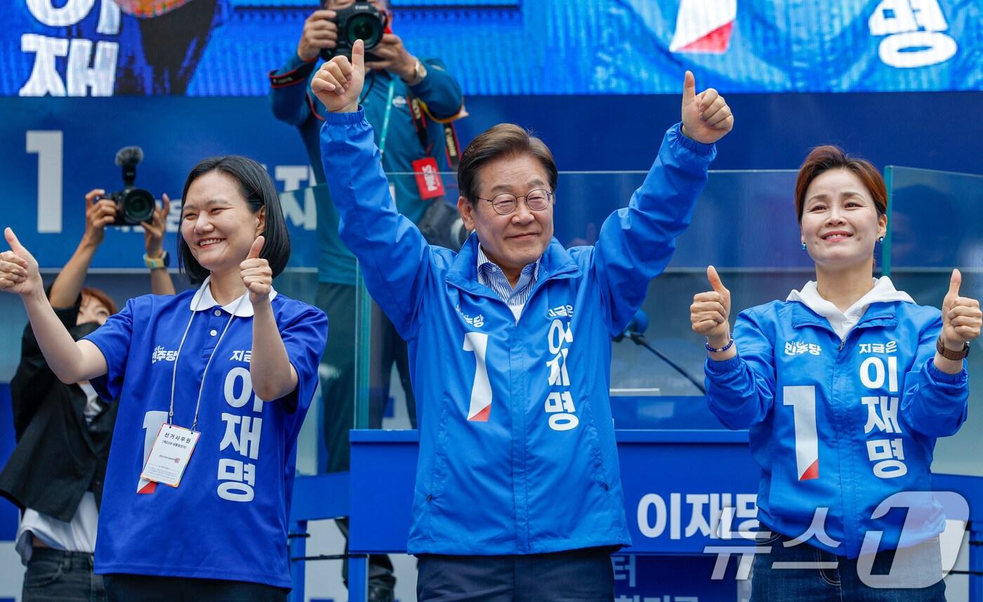 이재명 더불어민주당 대통령 후보가 제21대 대통령선거를 하루 앞둔 2일 오후 경기 광명시 철산로데오 광장을 찾아 인사하고 있다 2025.6.2/뉴스1 ⓒ News1 안은나 기자