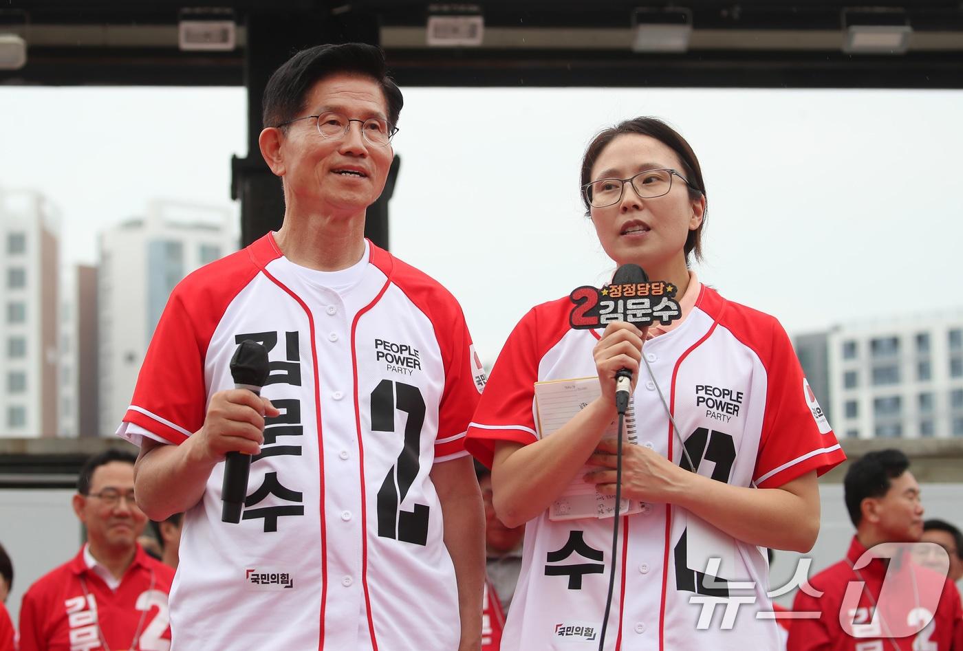 김문수 국민의힘 대통령 후보가 21대 대통령 선거를 하루 앞둔 2일 오후 대구 동구 동대구역 광장을 찾아 딸 동주 씨와 함께 지지를 호소하고 있다. 2025.6.2/뉴스1 ⓒ News1 공정식 기자