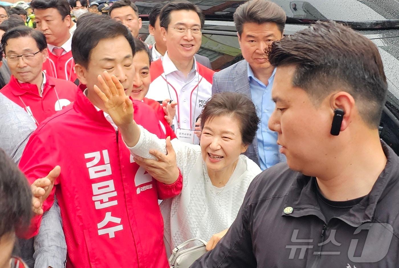 박근혜 전 대통령이 2일 경남 진주중앙시장을 방문해 시민들과 인사를 나누고 있다. 2025.6.2 2025.6.2/뉴스1 ⓒ News1 한송학 기자