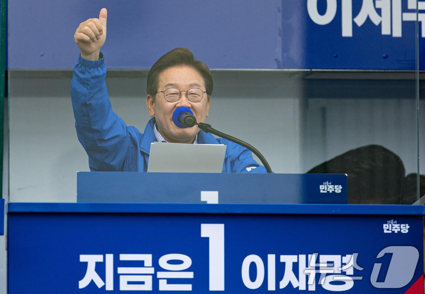 이재명 더불어민주당 대통령 후보가 2일 오후 서울 강서구 서울식물원 마곡나루광장에서 시민들에게 지지를 호소하고 있다. 2025.6.2/뉴스1 ⓒ News1 이재명 기자