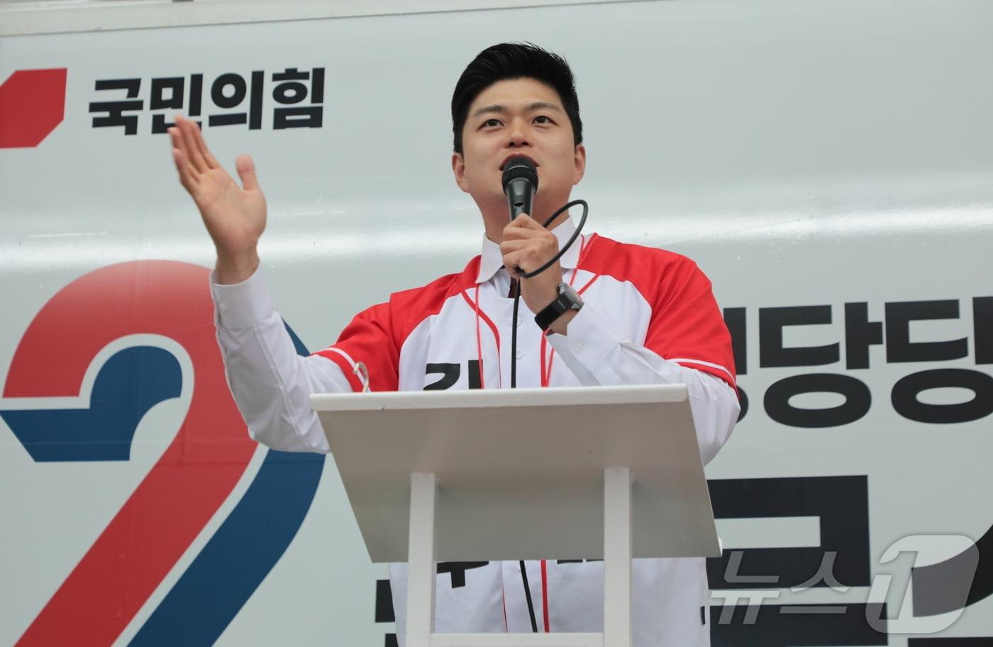 김용태 국민의힘 비상대책위원장이 2일 오후 울산 중구 홈플러스사거리에서 열린 국민의힘 울산선대위 피날레 유세에 참석해 김문수 대통령 후보를 향한 지지 연설을 하고 있다. 2025.6.2/뉴스1 ⓒ News1 김세은 기자