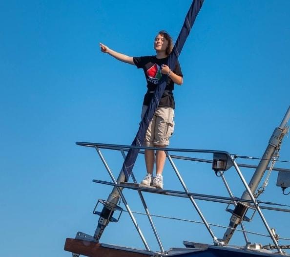 본문 이미지 - 가자지구행 선박에 타 인사하는 툰베리. 사진은 &#39;가자 자유선단 연합&#39; 인스타그램 갈무리. 2025.06.02.