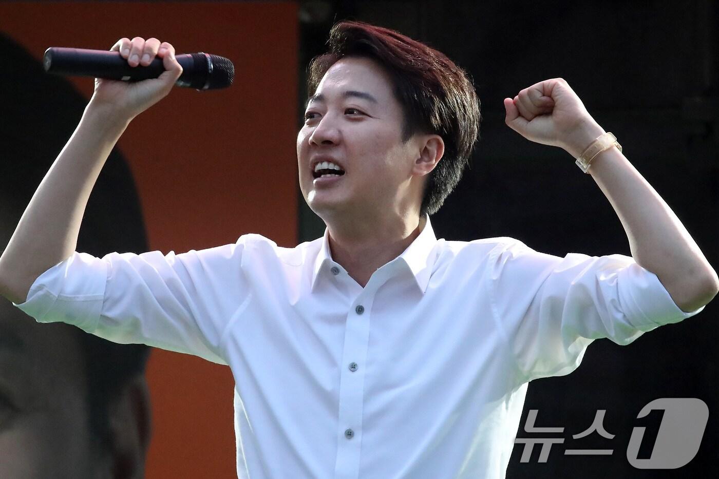 이준석 개혁신당 대통령 후보가 21대 대통령선거를 하루 앞둔 2일 오후 대구 수성구 수성못 상화동산을 찾아 지지를 호소하고 있다. 2025.6.2/뉴스1 ⓒ News1 공정식 기자