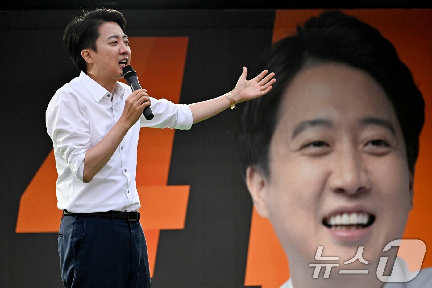 이준석 개혁신당 대통령 후보가 21대 대통령선거를 하루 앞둔 2일 오후 대구 수성구 수성못 상화동산을 찾아 지지를 호소하고 있다. 2025.6.2/뉴스1 ⓒ News1 공정식 기자