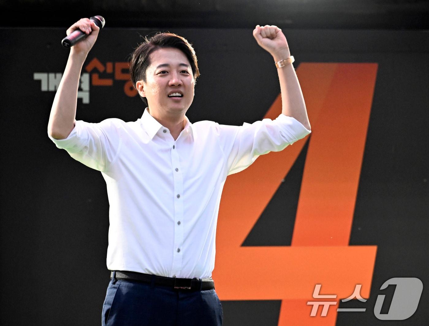 본문 이미지 - 이준석 개혁신당 대통령 후보가 21대 대통령선거를 하루 앞둔 2일 오후 대구 수성구 수성못 상화동산을 찾아 지지를 호소하고 있다. 2025.6.2/뉴스1 ⓒ News1 공정식 기자