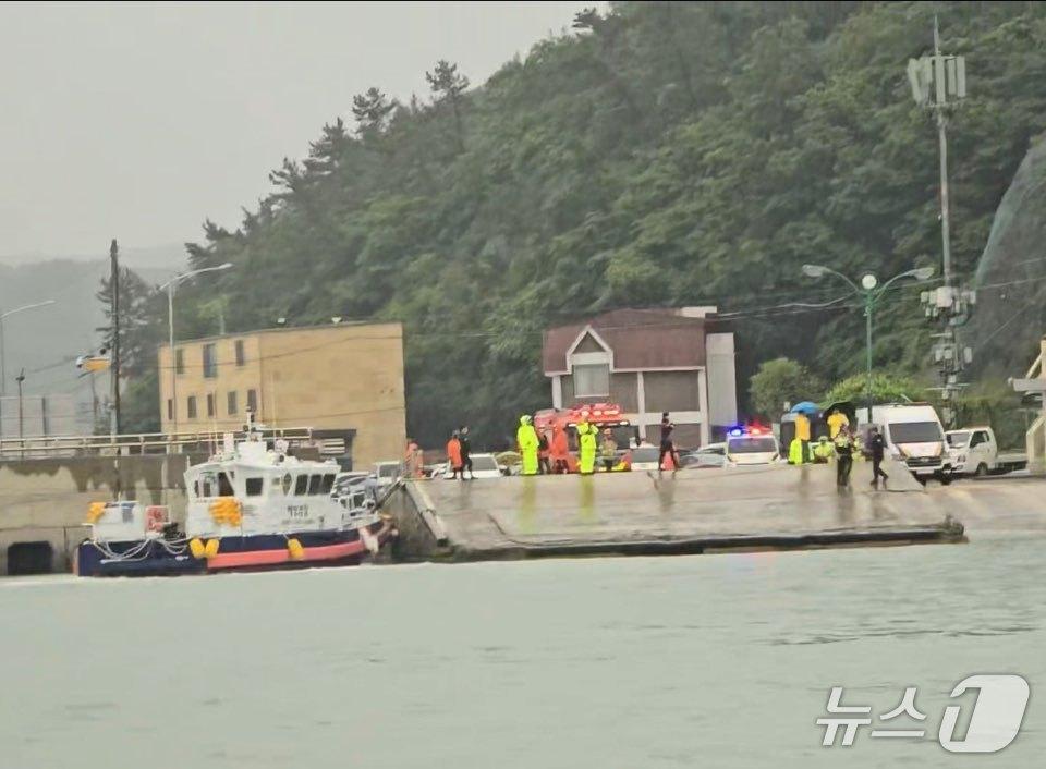 본문 이미지 - 목포해경이 2일 진도군 진도항에서 일가족 4명이 탑승한 차량을 수색하고 있다.(목포해경 제공. 재판매 및 DB 금지) 2025.6.2/뉴스1