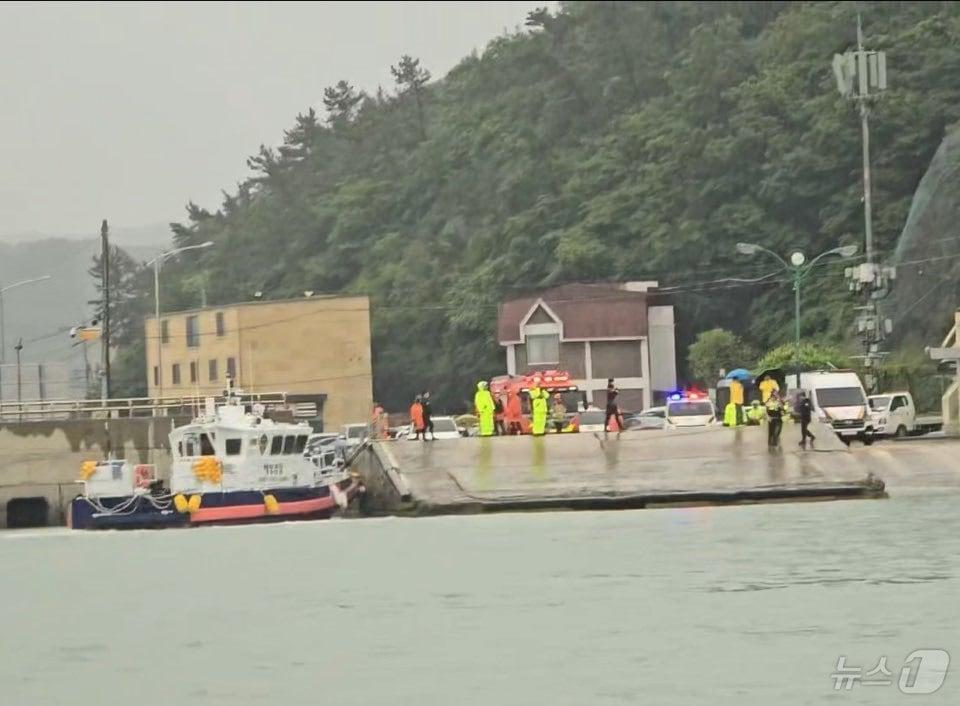 본문 이미지 - 목포해경이 2일 진도군 진도항 인근 해상에 추락한 차량을 수색하고 있다.&#40;목포해경 제공. 재판매 및 DB 금지&#41; 2025.6.2/뉴스1 ⓒ News1 최성국 기자