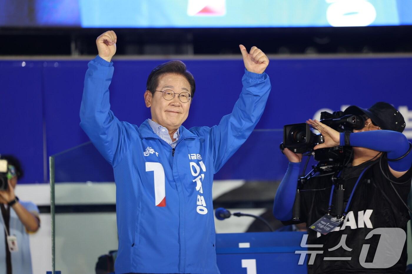 이재명 더불어민주당 대통령 후보가 제21대 대통령선거를 하루 앞둔 2일 오후 서울 영등포구 여의도공원에서 열린 마지막 유세에서 지지를 호소하고 있다. 2025.6.2/뉴스1 ⓒ News1 이재명 기자