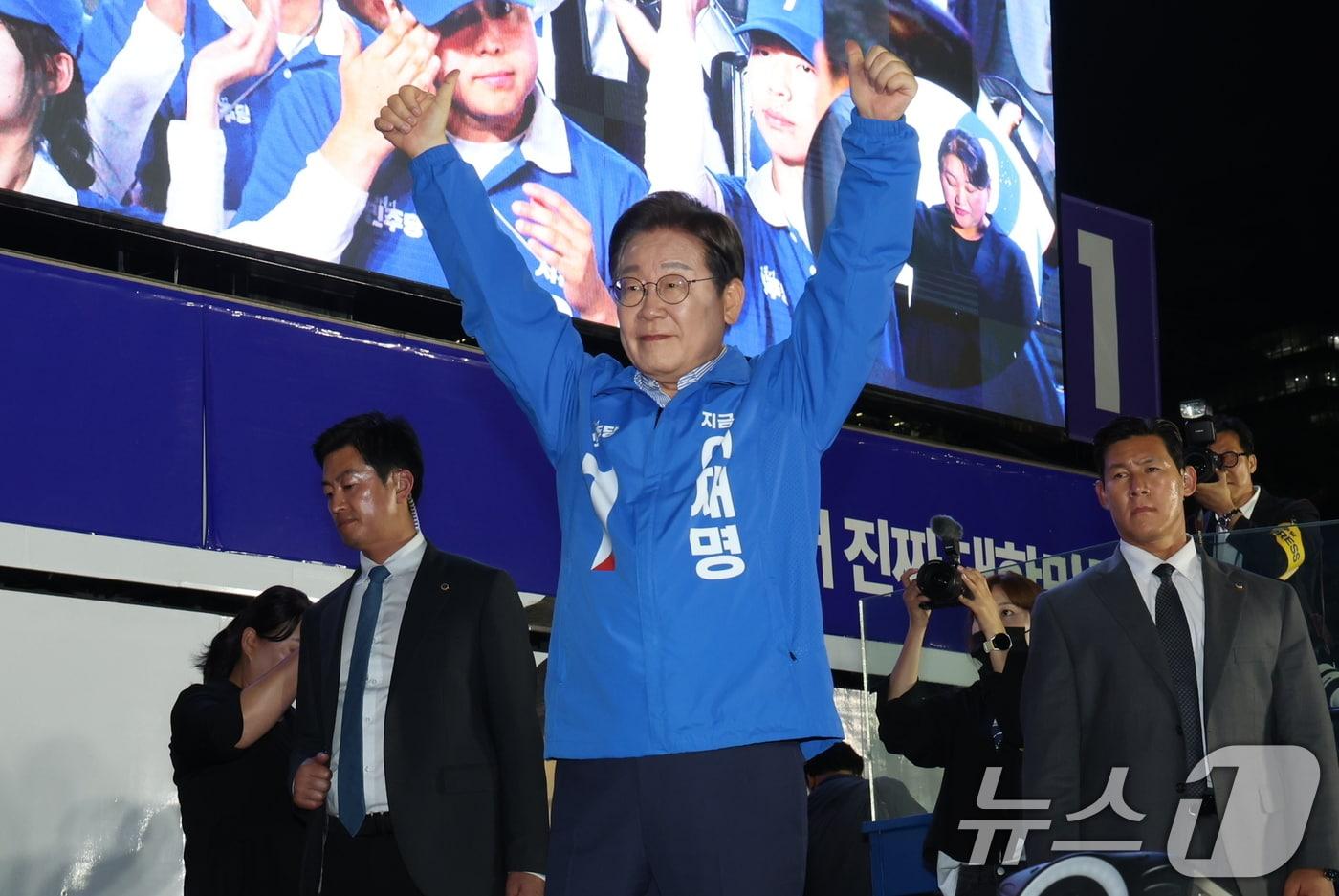 이재명 더불어민주당 대통령 후보가 제21대 대통령선거를 하루 앞둔 2일 오후 서울 영등포구 여의도공원에서 열린 마지막 유세에서 연설을 마치고 인사하고 있다. 2025.6.2/뉴스1 ⓒ News1 이재명 기자