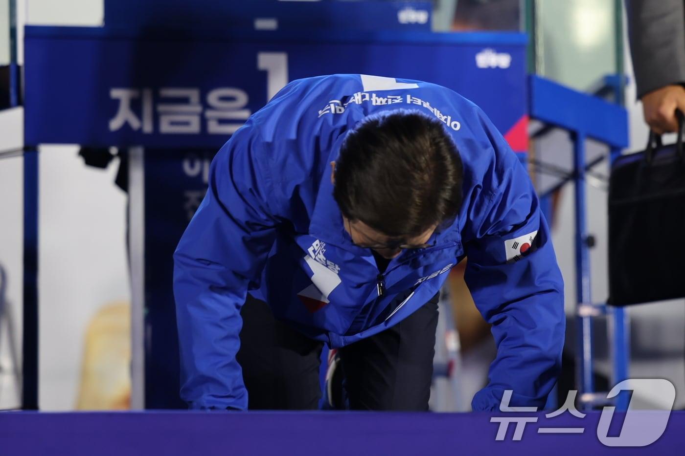 이재명 더불어민주당 대통령 후보가 제21대 대통령선거를 하루 앞둔 2일 오후 서울 영등포구 여의도공원에서 열린 마지막 유세에서 시민들에게 큰절을 하고 있다. 2025.6.2/뉴스1 ⓒ News1 이재명 기자