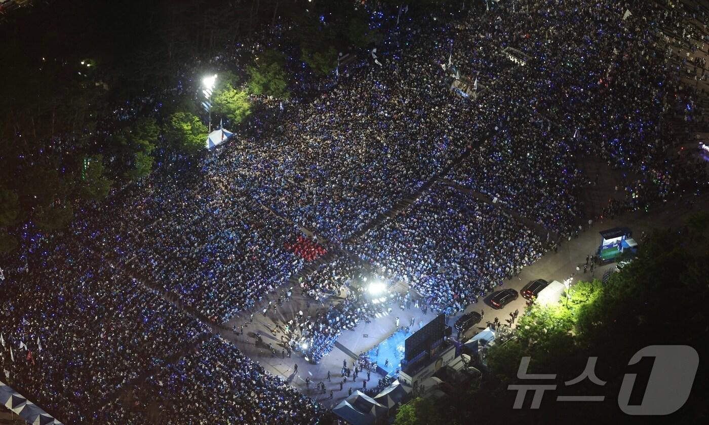 제21대 대통령선거를 하루 앞둔 2일 오후 서울 영등포구 여의도공원에서 열린 이재명 더불어민주당 대통령 후보의 마지막 유세 현장에 지지자들이 모여 있다. (공동취재) 2025.6.2/뉴스1 ⓒ News1 안은나 기자