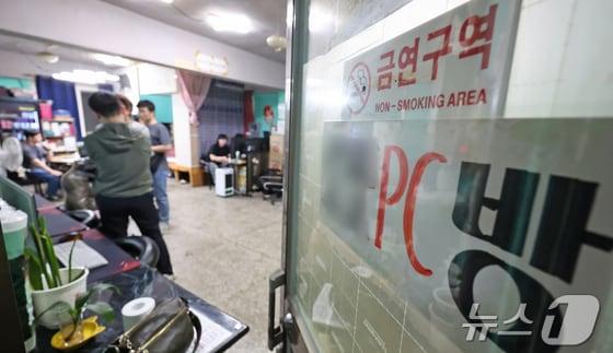 본문 이미지 - 서울 강북경찰서 범죄예방질서계 소속 경찰관들이 지난 5월 무허가 사행성 불법 게임장 단속을 하고 있다. 2025.6.3 ⓒ 뉴스1 장수영 기자