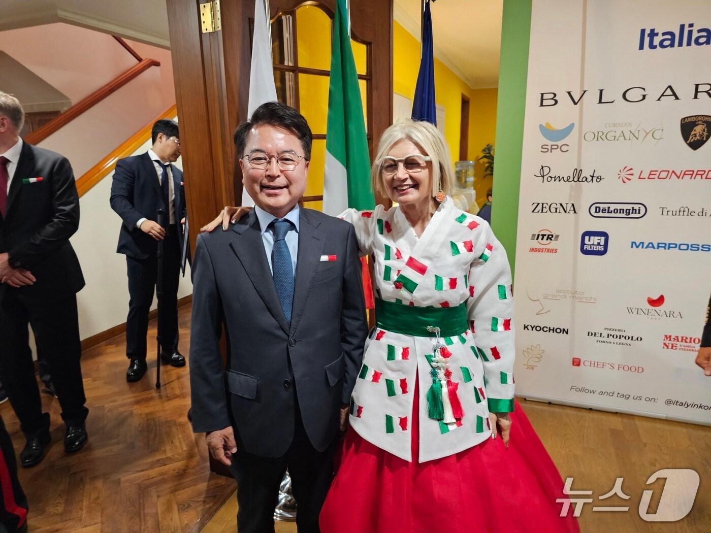 본문 이미지 - 육동한 춘천시장, 이탈리아공화국 선포일 기념행사 참석.(춘천시 제공, 재판매 및 DB금지)