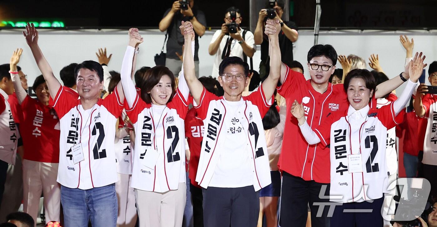 김문수 국민의힘 대통령 후보가 제21대 대통령 선거를 하루 앞둔 2일 오후 서울 중구 서울시청 앞 광장에서 열린 &#39;울려라 함성, 들어라 승리의 메아리&#39; 피날레 유세에서 나경원·안철수·양향자 공동선대위원장과 한동훈 전 대표와 원팀 퍼포먼스를 하고 있다. 2025.6.2/뉴스1 ⓒ News1 김민지 기자
