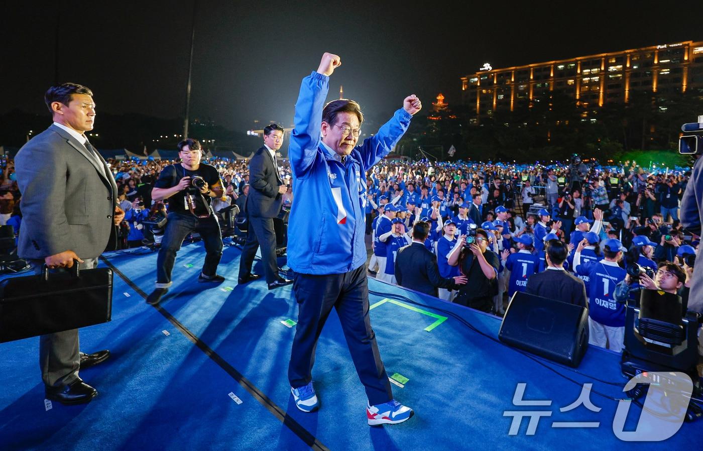 이재명 더불어민주당 대통령 후보가 제21대 대통령선거를 하루 앞둔 2일 오후 서울 영등포구 여의도공원에서 마지막 유세를 마친 뒤 인사하고 있다. 2025.6.2/뉴스1 ⓒ News1 안은나 기자