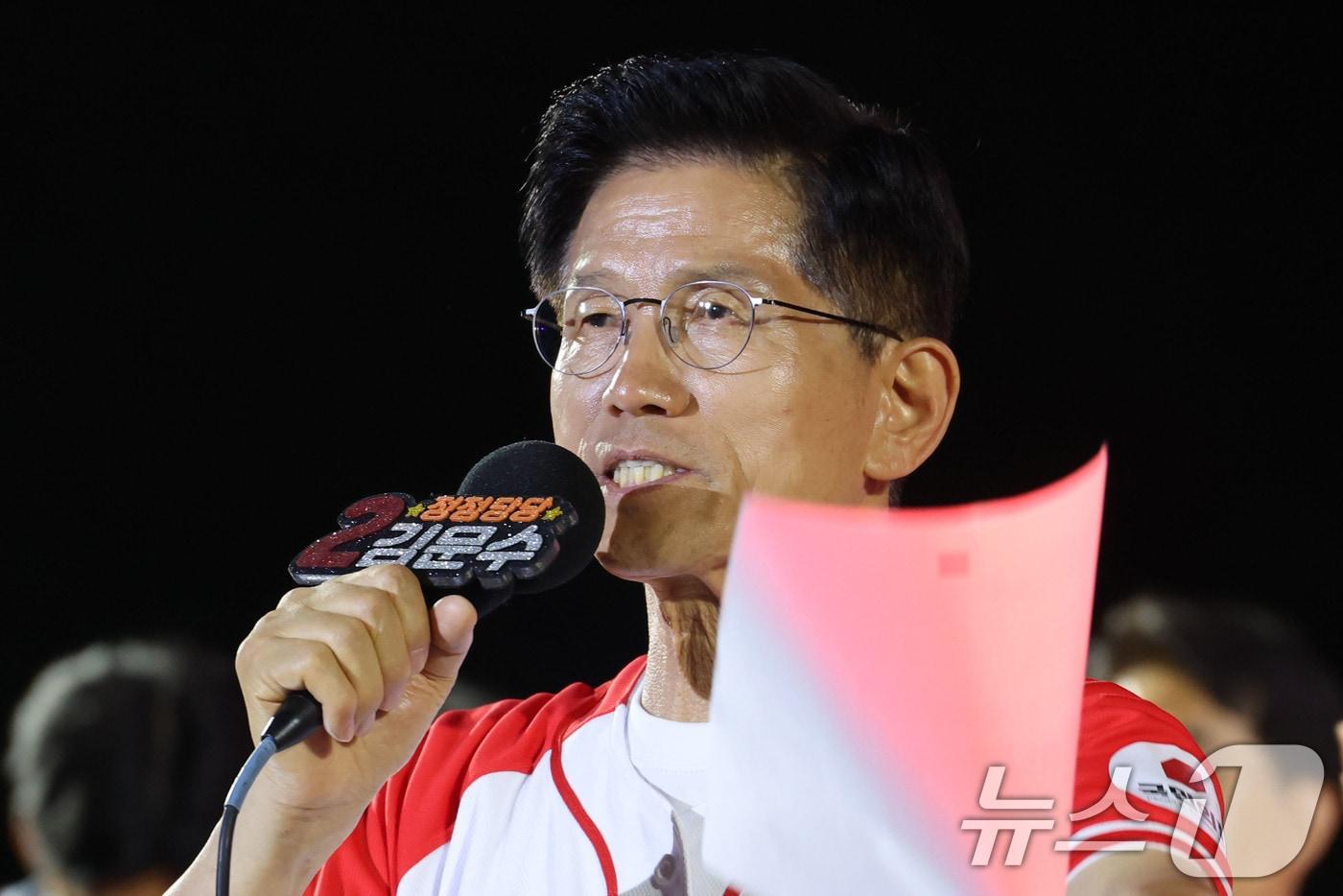 김문수 국민의힘 대통령 후보가 제21대 대통령 선거를 하루 앞둔 2일 오후 서울 중구 서울시청 앞 광장에서 열린 '울려라 함성, 들어라 승리의 메아리' 피날레 유세에서 지지를 호소하고 있다. 2025.6.2/뉴스1 ⓒ News1 이광호 기자