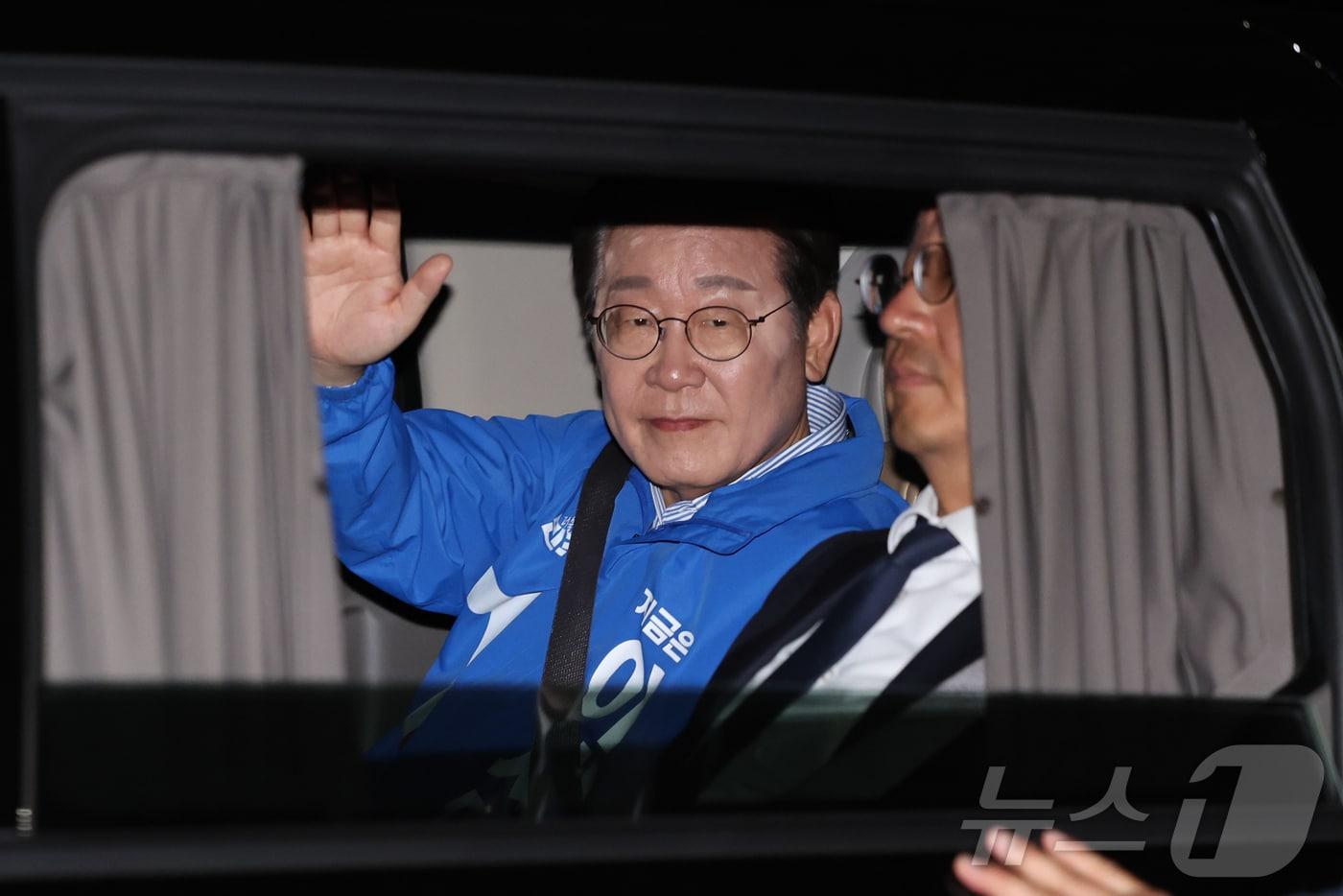 이재명 더불어민주당 대통령 후보가 제21대 대통령선거를 하루 앞둔 2일 오후 서울 영등포구 여의도공원에서 열린 마지막 유세를 마치고 이동하고 있다. &#40;공동취재&#41; 2025.6.2/뉴스1 ⓒ News1 안은나 기자